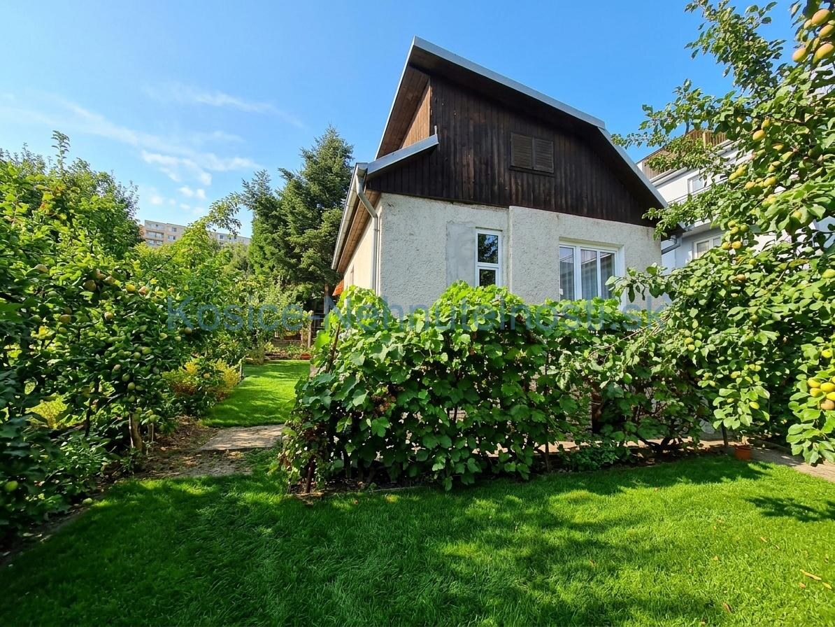 Veľký pozemok 1078m2 s murovanou chatou 90m2, Košice-Furča